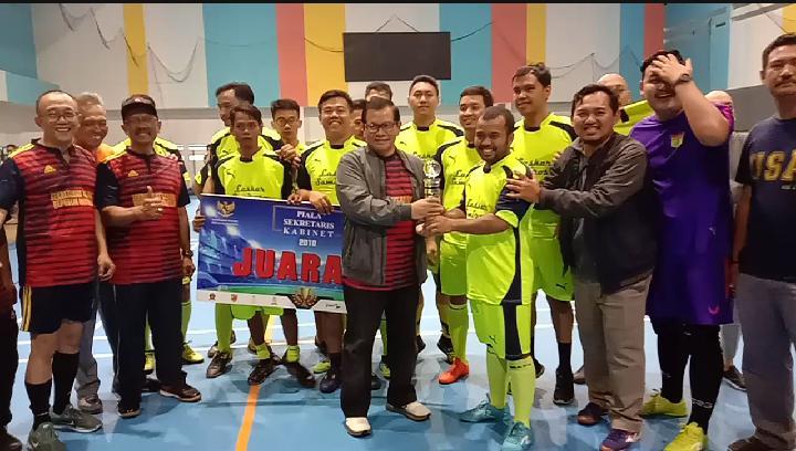 Seskab Serahkan Piala Juara 1 Liga Futsal Sekretariat Kabinet