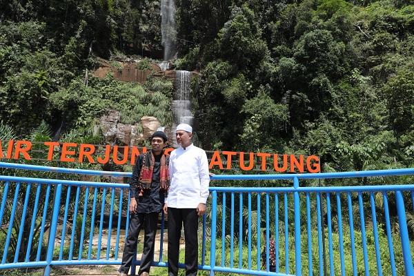Saat Wagubsu dan UAS Terkesima dengan Keindahan Air Terjun Simatutung di Tapsel
