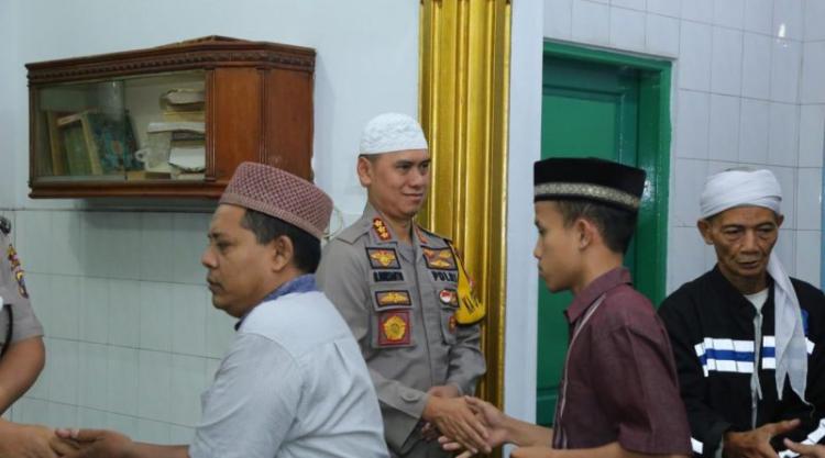 Sholat Subuh Berjamaah, Ini Pesan Kapolrestabes Medan di Masjid Darussalam Helvetia