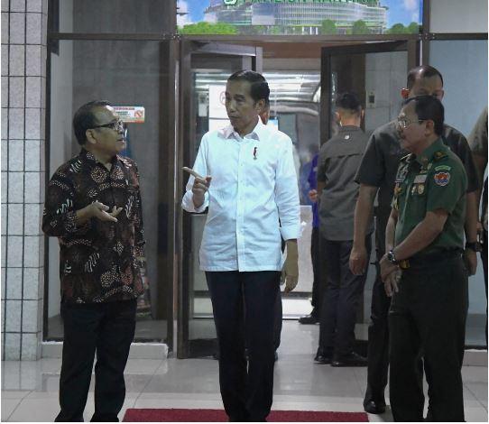 Presiden Jokowi Jenguk BJ Habibie di CICU RSPAD