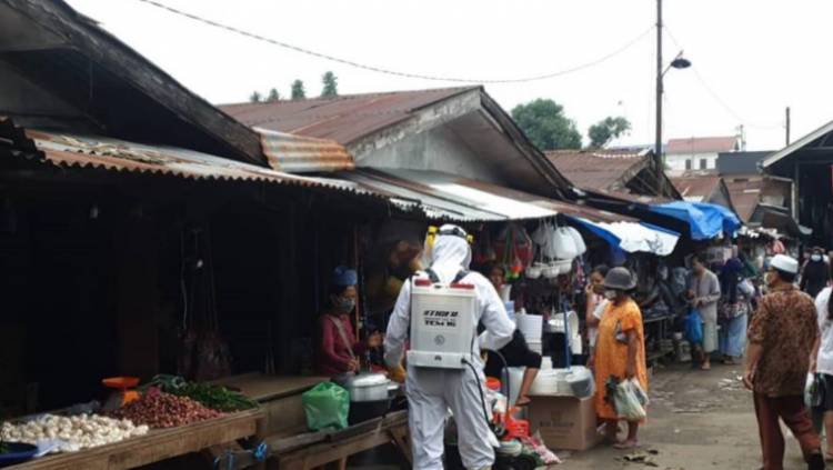 Pasar Simalingkar Jadi Lokasi Penyemprotan Disinfektan oleh Dit Samapta Polda Sumut
