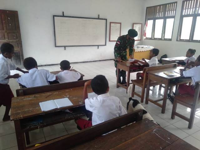 Jadi Guru di Sekolah Perbatasan, Satgas Yonif 413 Bremoro Komitmen Cerdaskan Tunas Papua
