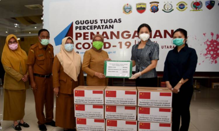 Sekdaprov Sumut Terima Bantuan 500 Paket Sembako dari Konjen Tiongkok Qiu Weiwei