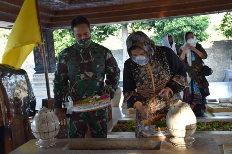 Kunjungi Blitar, KSAD Ziarah ke Makam Bung Karno