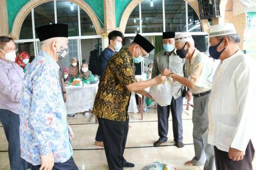 Plt Walikota Medan Serahkan Bantuan Sembako kepada 110 Warga Program Baznas Sumut