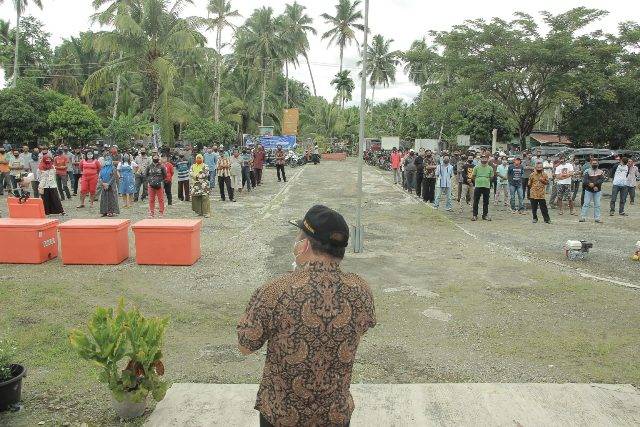 Walikota Gunungsitoli Serahkan Bantuan Mesin Perahu dan Coolbox ke Nelayan dan Pemasar Ikan