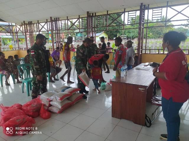 Satgas Pamtas RI-PNG Yonif 125/Simbisa Bantu Salurkan Bansos di Kampung Toray