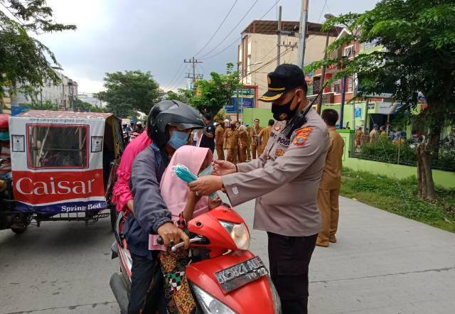 Ribuan Masker Dibagikan Polsek Medan Area kepada Warga di Jalan Denai
