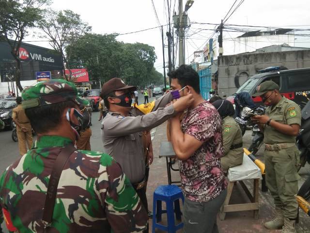Polsek Medan Baru Operasi Yustisi di Jalan Gatot Subroto, Warga Terima Masker Gratis