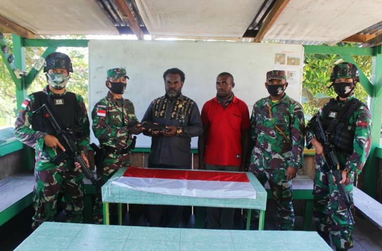 Satgas Pamtas RI-PNG Yonif 413 Kostrad Terima Senjata Rakitan Laras Pendek Kaliber 5.56 mm