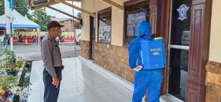 Mapolresta Deli Serdang Disemprot Disinfektan Guna Mencegah Penyebaran Covid-19