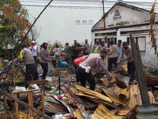Polsek Medan Helvetia Gotong Royong Bersihkan Puing Kebakaran di Jalan Perkutut