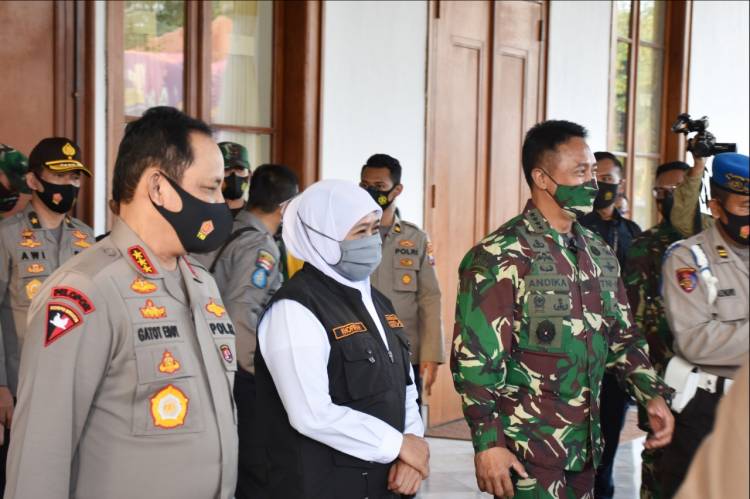 Berkunjung ke Gedung Negara Grahadi, KSAD Terima Laporan Penanganan Covid-19