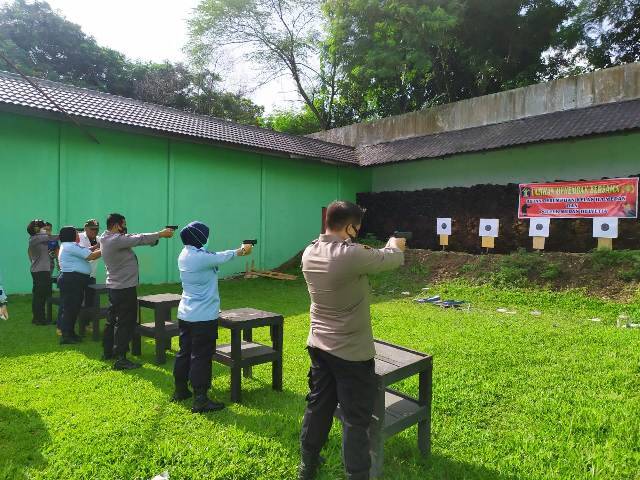 Jajaran Polsek Helvetia dan Rutan Perempuan Kelas II A Latihan Menembak