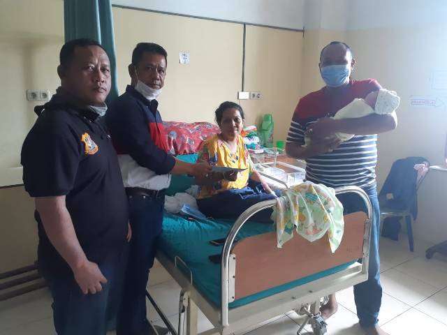 Ketua Pewarta Polrestabes Medan Jenguk Kelahiran Putra Jurnalis Ilham Irwandi di RS Imelda