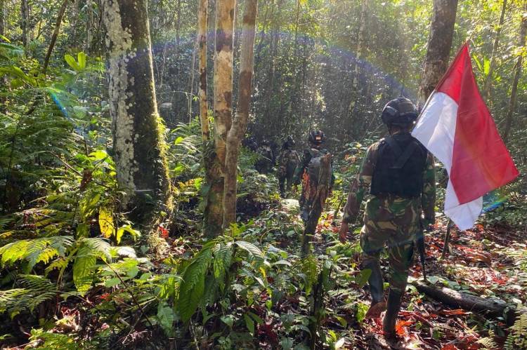 Jamin Patok Batas Negara Aman, Satgas Yonif 413 Bremoro Gelar Patroli