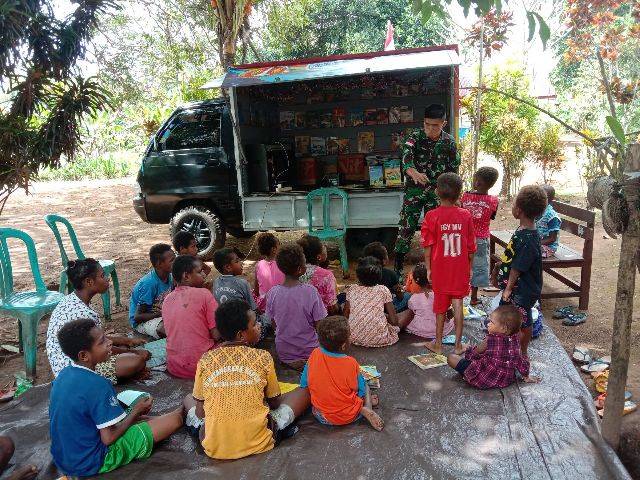 Perpustakaan Keliling Yonif 125/Simbisa Kembali Sambangi Anak-Anak Perbatasan