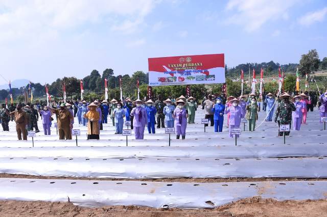 Ketum Dharma Pertiwi Tanam Perdana Ketahanan Pangan Nasional di Cianjur