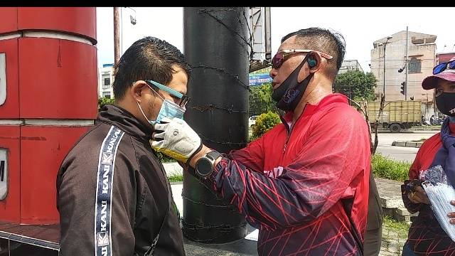 Kapolsek Medan Timur Gowes Sepeda Bersama Personil, Bagikan Masker untuk Masyarakat