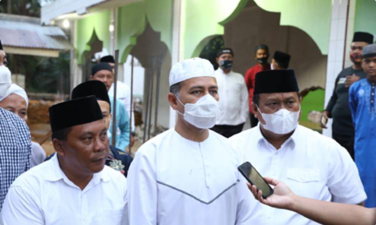Musa Rajekshah Letakkan Batu Pertama di Masjid Al Maksoum Desa Londut, Kabupaten Labura
