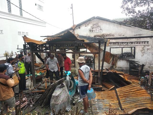 Polsek Helvetia Gulirkan Bantuan Sembako untuk Keluarga Korban Kebakaran di Jalan Perkutut