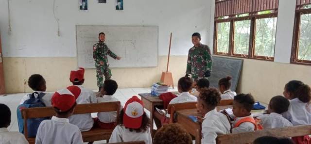 Satgas Yonif 413 Bremoro Beri Wawasan Kebangsaan untuk Siswa SD Mosso Jayapura
