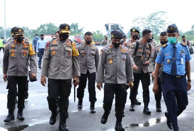 Kabaharkam Polri Kunker ke Sumut, Kedatangan Disambut Kapoldasu dan Kapolresta Deli Serdang di Bandara Kualanamu