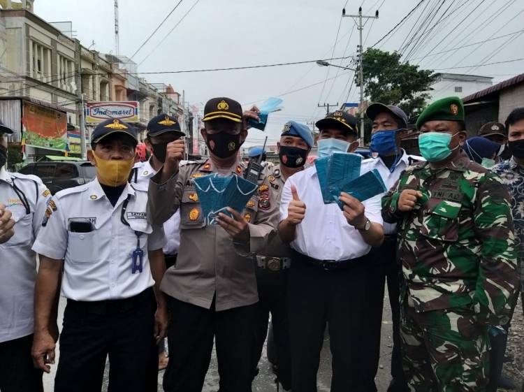 Kampanye Peduli Covid -19, Menteri Kordinator Bidang Pembangunan Ikut Pembagian Masker kepada Warga  yang Digelar Polsek Medan Timur