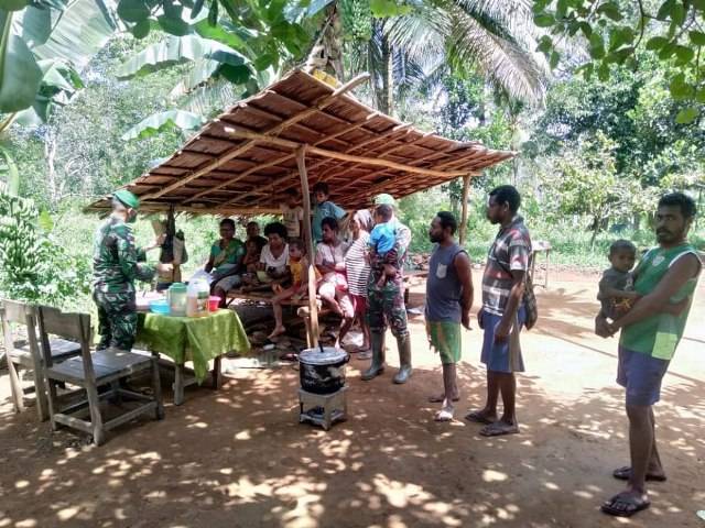 Prajurit Satgas Pamtas Yonif 125/Simbisa Ajari Ibu-Ibu Kampung Baidub Buat Kue Apem