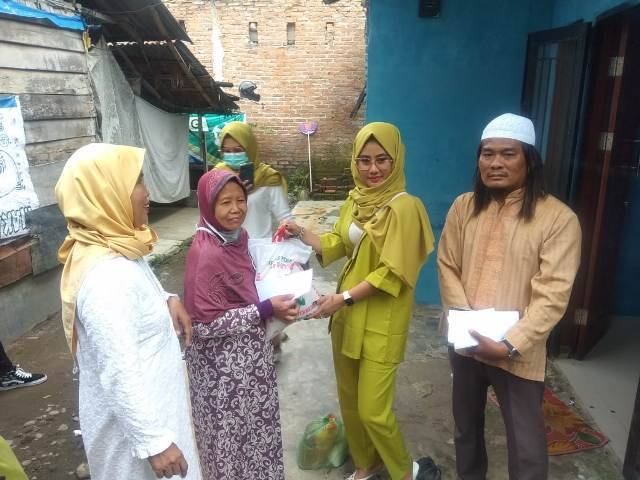 Selebgram Dea Rizky Adriani Gulirkan Bantuan Sembako untuk Warga Kurang Mampu Terdampak Corona