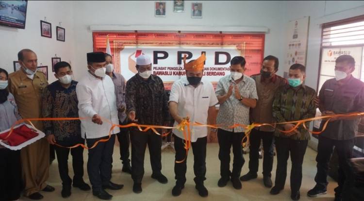 Anggota Bawaslu RI Resmikan PPID di Kantor Bawaslu Deli Serdang