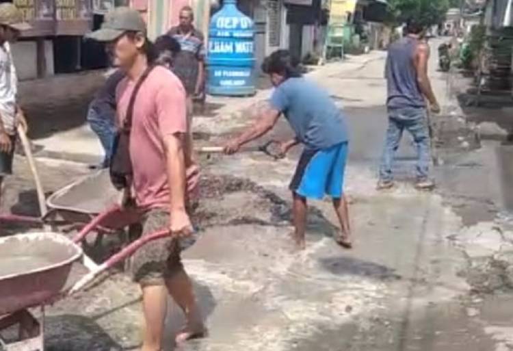 PP Medan Denai Gotong Royong Tambal Jalan Rusak di Jermal XV