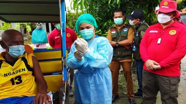 Saat Jenderal BIN Kawal Warga yang Divaksin di Atas Becak