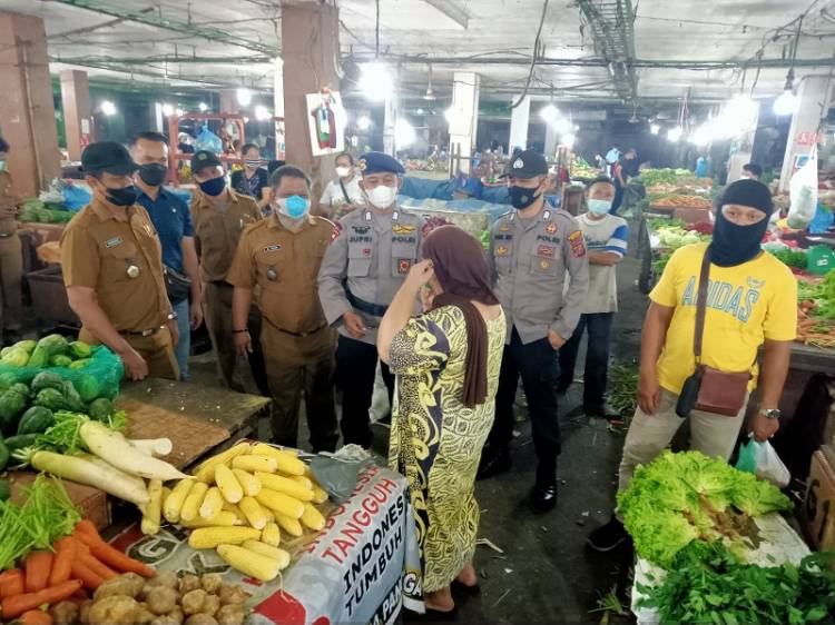Satgas PPKM Polsek Medan Baru Himbau Pedagang Terapkan Prokes