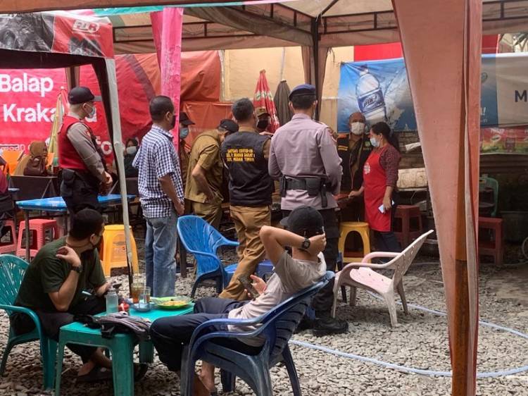 Langgar PPKM, Satgas Polsek Medan Timur Bubarkan Kerumunan Warga di Tempat Usaha Sektor Non Esensial 