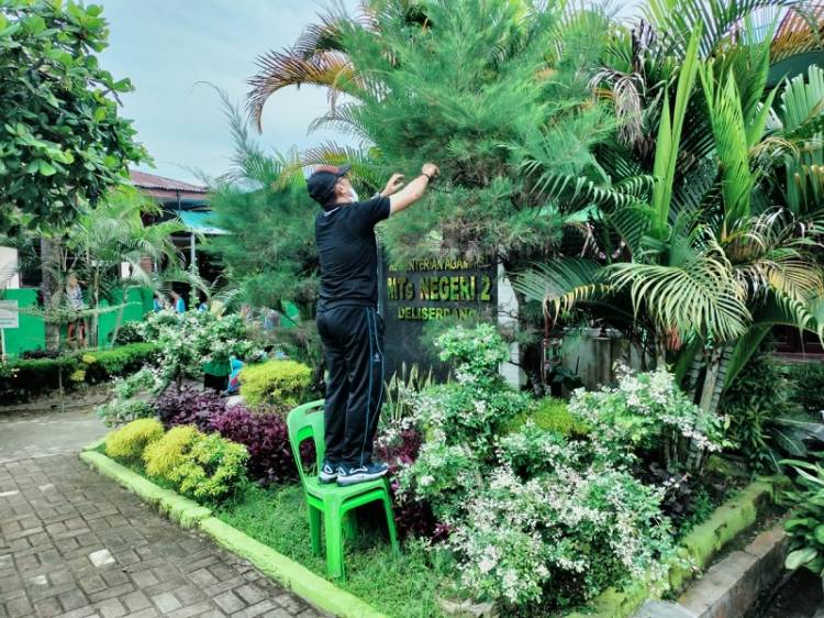 World Cleanup Day 2021, MTsN 2 Deli Serdang Gotong Royong Bersihkan Madrasah