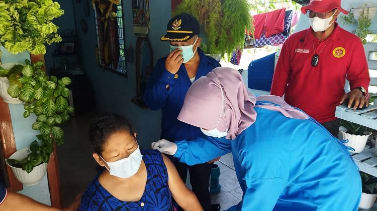  Tim Vaksinator Keliling BIN Layani Warga Binjai