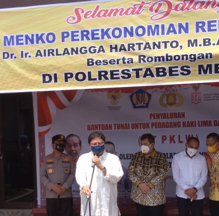 Menko Perekonomian RI Salurkan Bantuan Tunai Rp 1,2 Juta untuk Masing-masing Pedagang Kaki Lima dan Warung di Medan