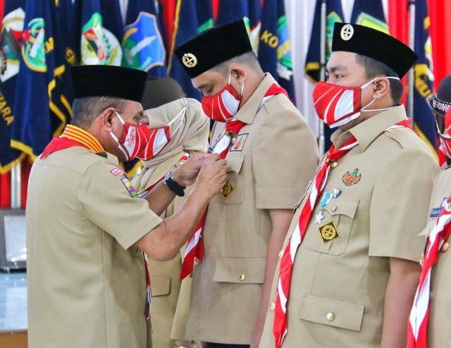 Bobby Nasution Terima Penghargaan Lencana Darma Bakti dari Kwarnas