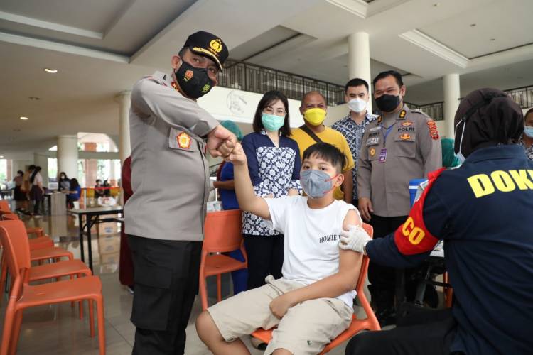  Tinjau Vaksinasi Pelajar, Kapolda Sumut: Tetap Patuhi Prokes Walau Sudah Divaksin
