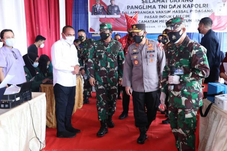Panglima TNI dan Kapolri Tinjau Vaksinasi Covid-19 di Medan