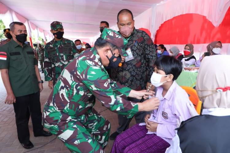 Tinjau Vaksinasi di SMPN Pekanbaru, Panglima TNI Dialog Aktif dengan Siswa