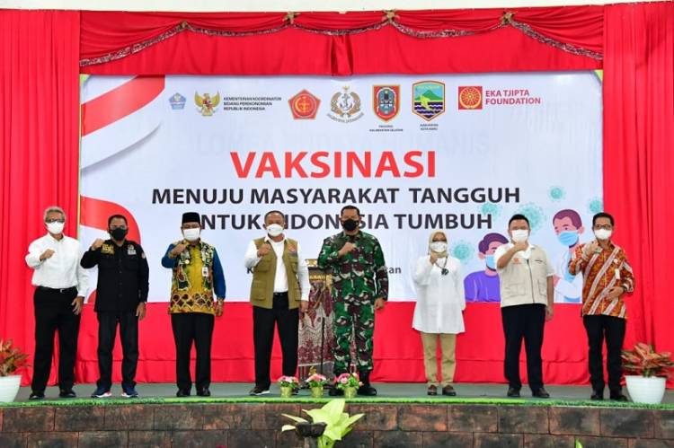 Kasal Wakili Panglima TNI Tinjau Vaksinasi di Kabupaten Kotabaru Kalimantan