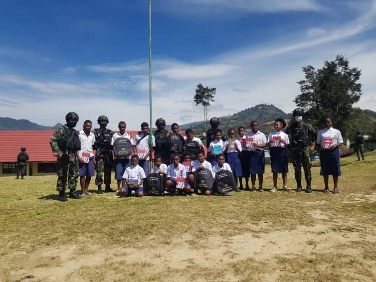 Anjangsana TNI ke SMP Negeri 1 Tiom, Bagikan Tas dan Perlengkapan Sekolah untuk Anak-anak Papua