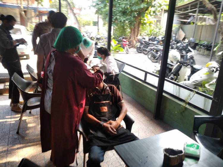 Polsek Medan Baru Gelar Swab Antigen Kepada Karyawan dan Pengunjung Cafe