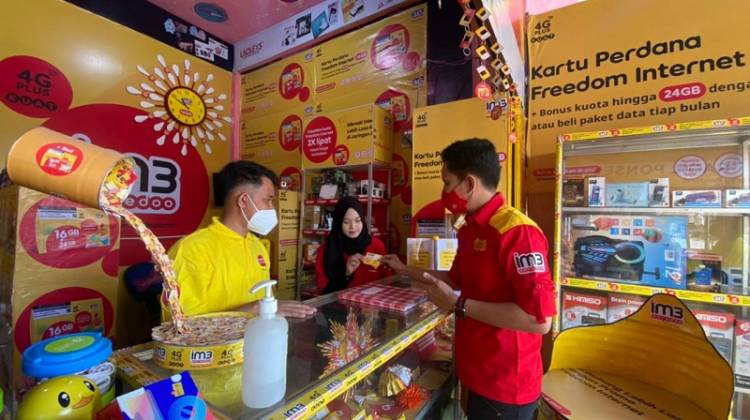 GTM & Trade Marketing Indosat Ooredoo Medan Rendy Meiro Cek Kekuatan Sinyal dan Jelaskan Benefit Paket Freedom Internet Double Kuota di Ragil Ponsel