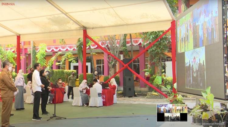 Tinjau Vaksinasi Pelajar di Serang, Presiden: Segera Selesaikan Agar PTM Berjalan Aman