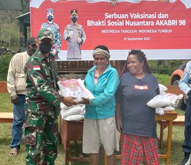 Satgas Yonif RK 751/VJS Bersama Alumni Akabri 98 Laksanakan Serbuan Vaksinasi dan Bhakti Sosial