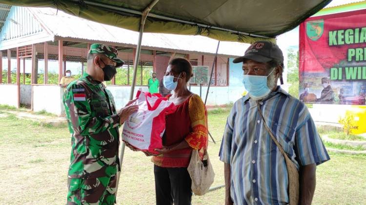 Ajak Sukseskan PON XX dan Vaksinasi, Danrem 174 Merauke Bagikan Bingkisan Bantuan Presiden RI