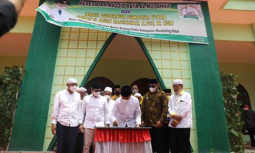  Resmikan Masjid Raya Al Musannif di Tabuyung, Musa Rajekshah Tetaskan Air Mata